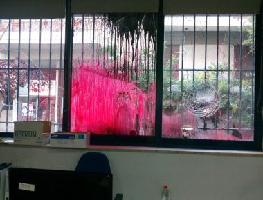 «Γνωστοί-άγνωστοι» Επιτέθηκαν στο δημαρχείο Ζωγράφου - Ο «Ρουβίκωνας» ανέλαβε την ευθύνη (φωτό) (upd)